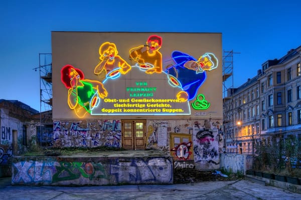 Neon Deutschland sammelt die sexysten Leuchtreklamen